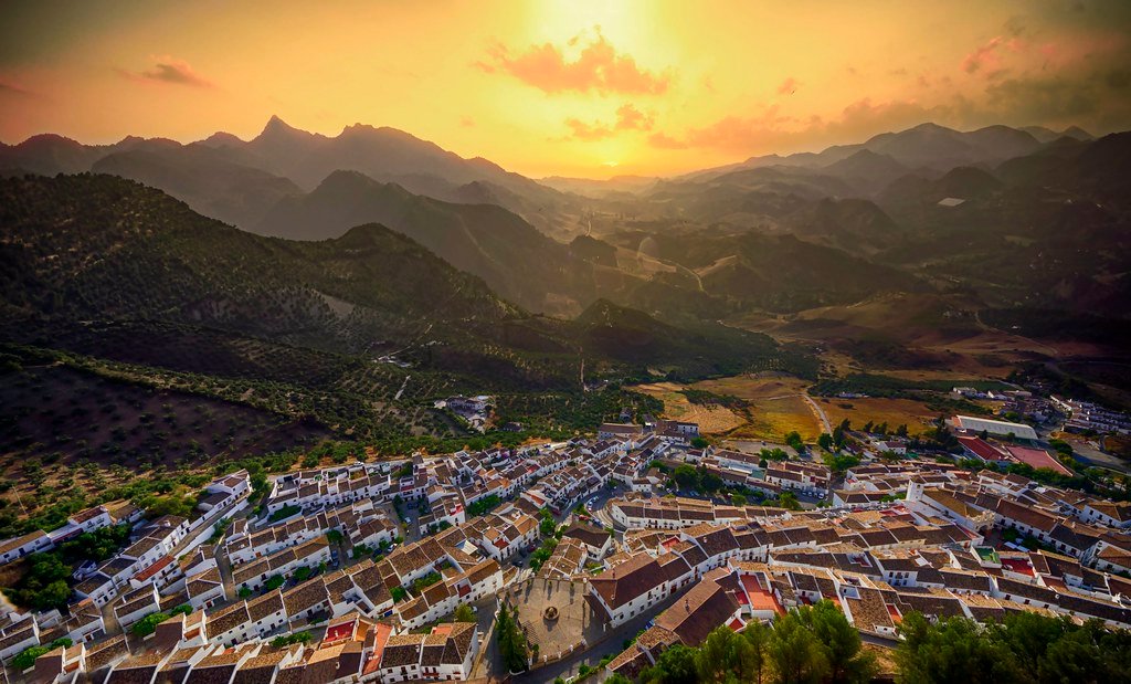 Zahara de la Sierra junto a un atardecer