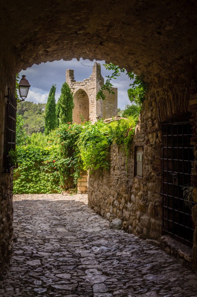 Torre Oeste de Peratallada, arco y bóveda interiores, de arista, al descubierto.