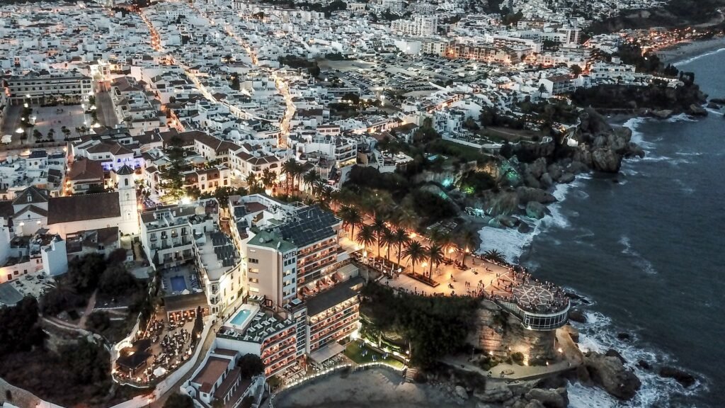 La costa y casas junto al balcón de Europa en Nerja, Málaga
