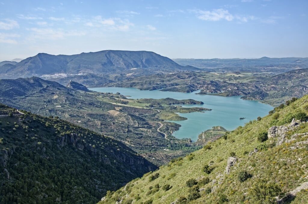 Zahara de la Sierra junto a sus montañas y lago